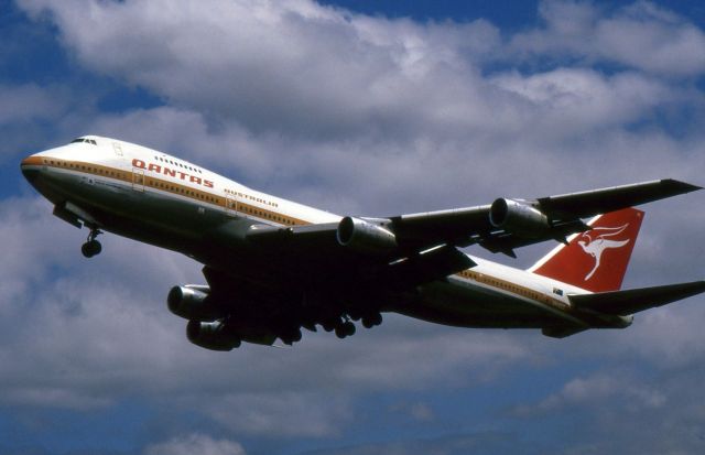 Boeing 747-200 (VH-ECC) - Qantas Combi Boeing 747-238 VH-ECC landing at Sydney Airport in 1983.