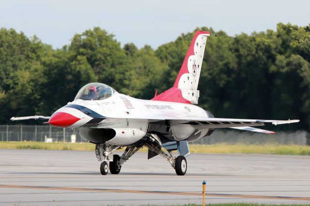 Lockheed F-16 Fighting Falcon (92-3881) - USAF Thunderbird #4 arriving just before the 2016 Toledo Air Show on 14 Jul 2016.