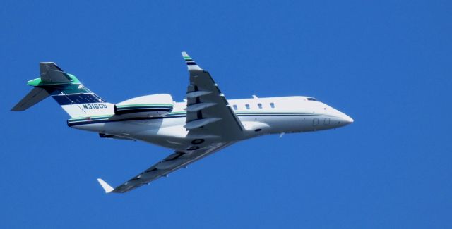 Bombardier Challenger 300 (N316CS) - Shortly after departure is this 2007 Bombardier Challenger 300 in the Summer of 2025.