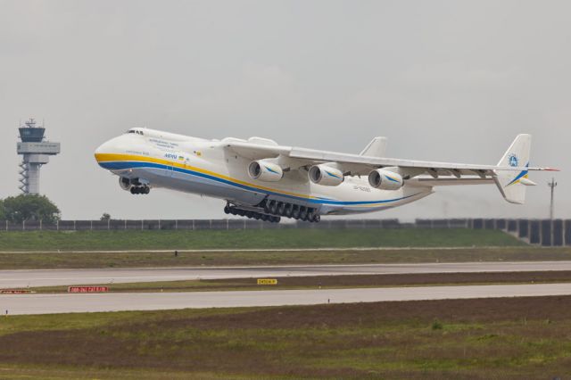 Antonov Antheus (UR-82060) - Departure RWY 26L