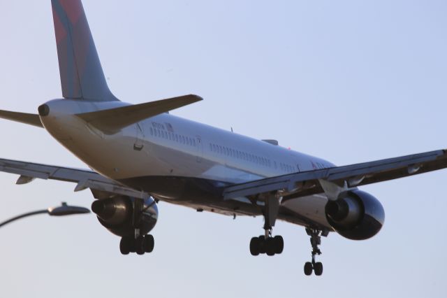Boeing 757-200 (N713TW)