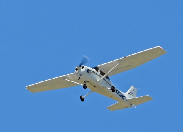 Cessna Skyhawk (N328ME) - Crosswind for 27 at carson City