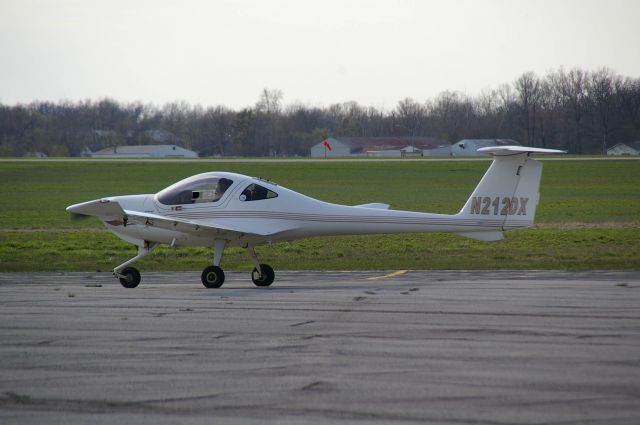 Diamond DA-20 (N212DX) - Taxi to runway 13 on discovery flight-April 2013.