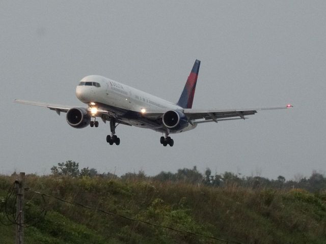 Boeing 757-200 (N652DL)