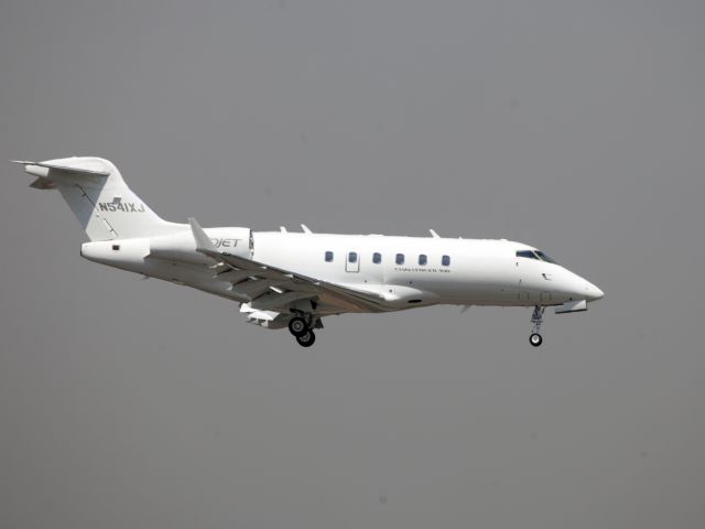 Bombardier Challenger 300 (N541XJ)