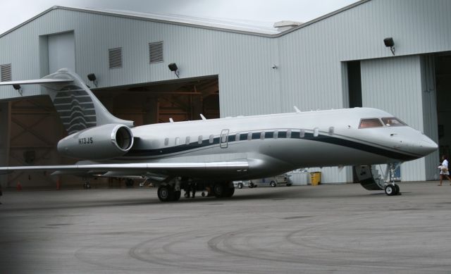 Dassault Falcon 900 (N13JS)