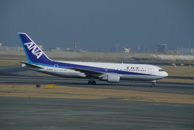 BOEING 767-200 (JA8254) - Taxing at Tokyo-Haneda Intl Airport on 1997/01/18