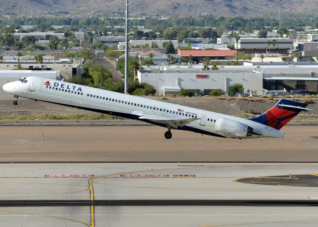 McDonnell Douglas MD-90 (N907DA)