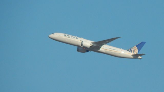 Boeing 787-9 Dreamliner (N20904) - N20904 rocketing out of DFW for IAH