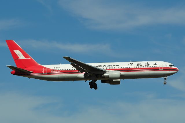 BOEING 767-300 (B-2500) - Shanghai Airlines flight FM737 Shanghai to Melbourne landing Runway 34. 04/02/2012