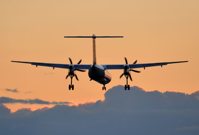 de Havilland Dash 8-400 (N443QX)