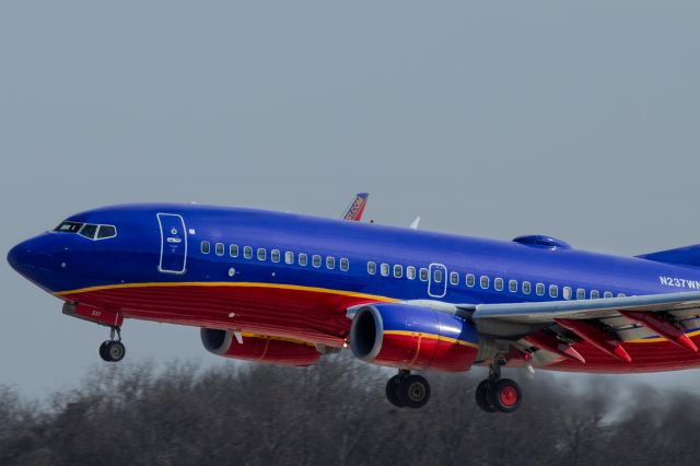 Boeing 737-700 (N237WN) - The piano keys can be seen reflecting on the botton of the plane.