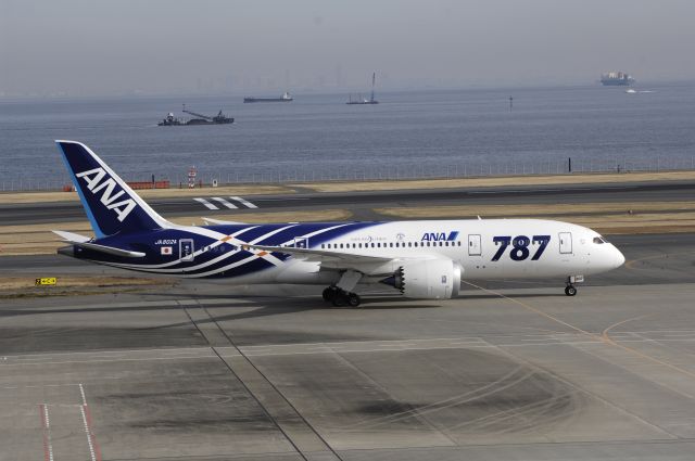 Boeing 787-8 (JA802A) - Taxi at Haneda Intl Airport on 2012/01/10