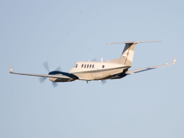 Beechcraft Super King Air 300 (N729AK) - Take off runway 06.