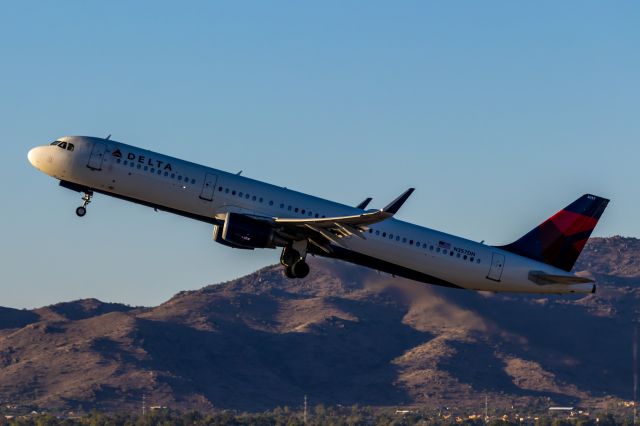 Airbus A321 (N357DN) - Delta Airlines A321 taking off from PHX on 9/18/22. Taken with a Canon 850D and Canon EF 70-200mm f/2.8L IS II USM.