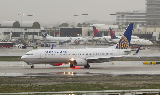 Boeing 737-900 (N69818) - This 737-900ER Honors the Top 100 Employees from United Airlines.