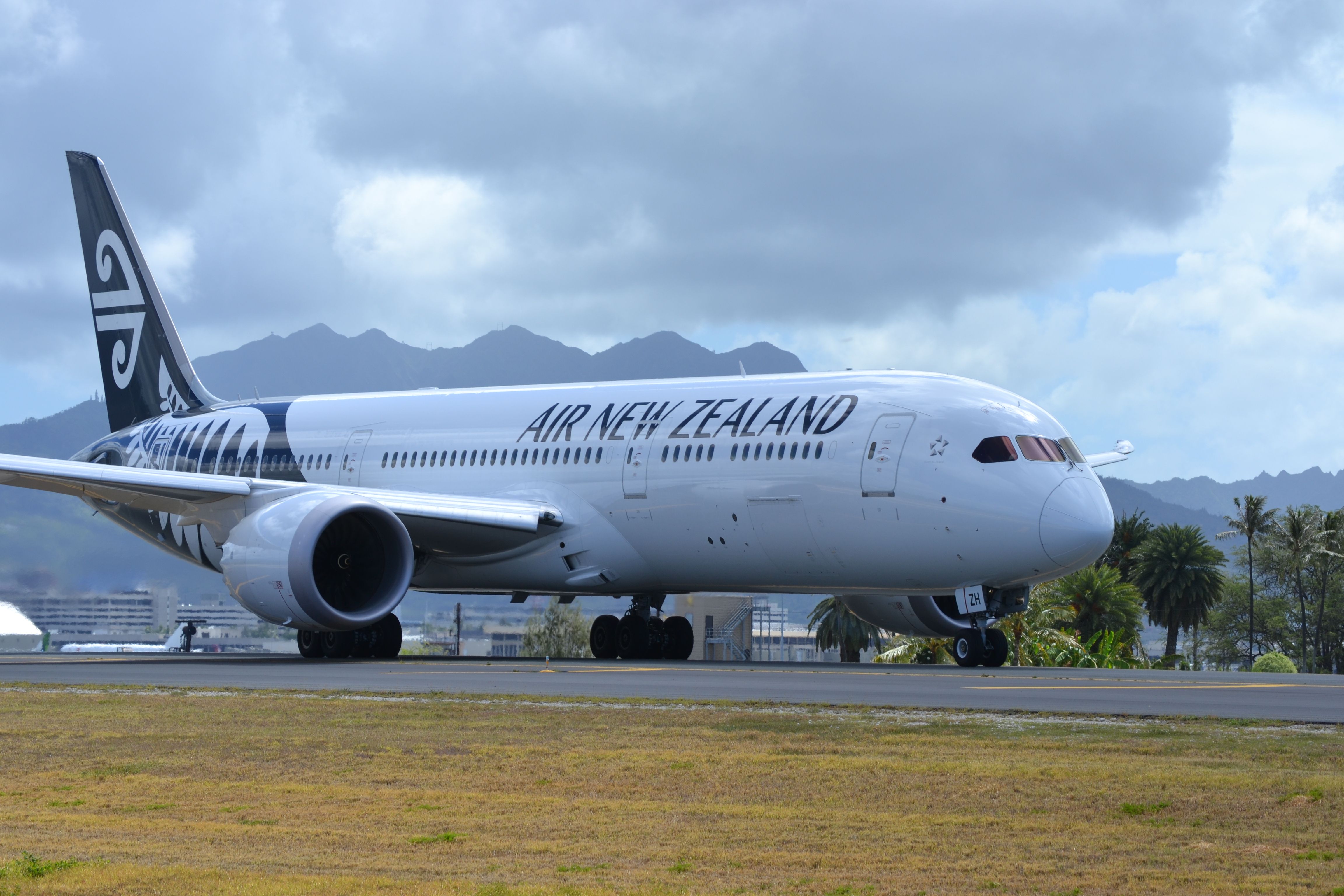 Boeing 787-9 Dreamliner (ZK-NZH) - An Air New Zealand 787-900 heading out to the reef runway at PHNL.