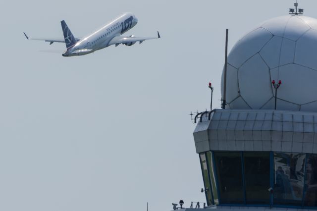 Embraer 175 (SP-LIQ) - EPWA SPOTTING