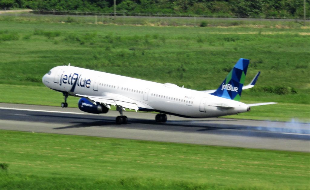 Airbus A321 (N975JT)