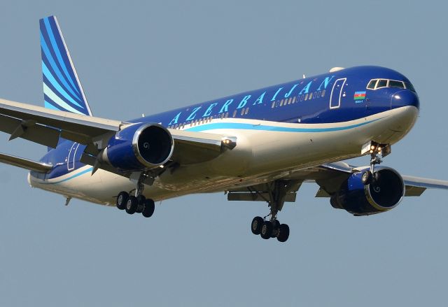 BOEING 767-200 (4K-AI01)