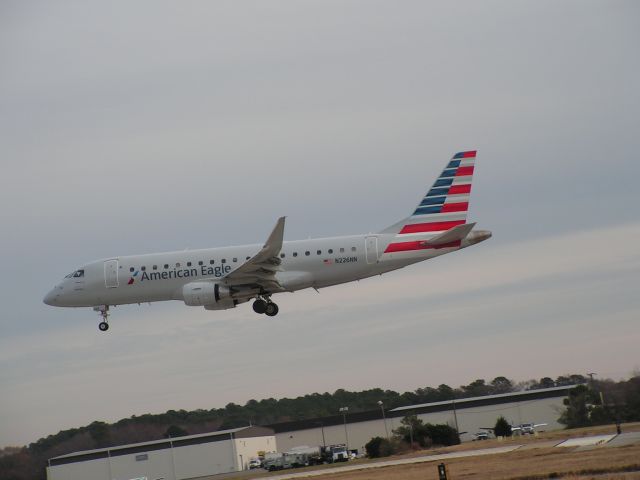 Embraer 175 (N226NN)