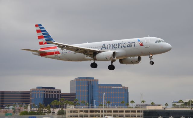 Airbus A320 (N655AW) - American Airlines A-320 in the new paint approaching runway 20R.