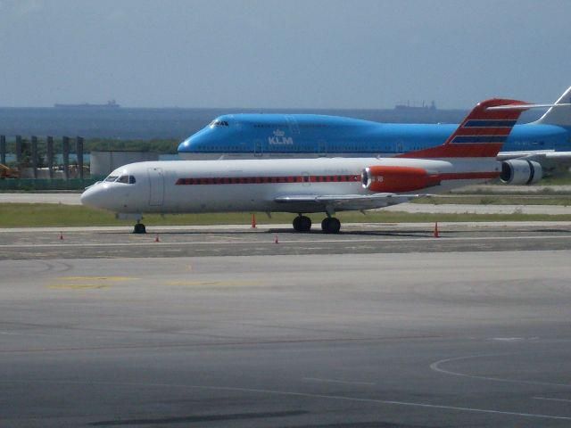 — — - KLM landing on Aruba airport in front the govermentplane frm The Queen of The Netherlands
