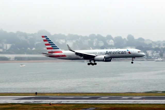 Boeing 757-200 (N198AA) - AA 147 from Paris dragging in a trail of  vapor