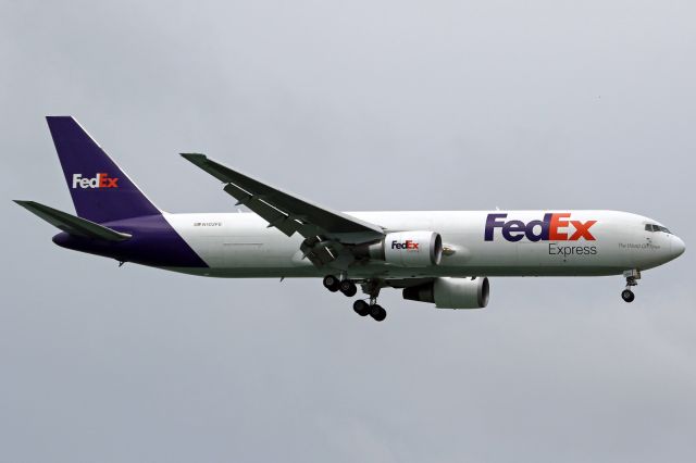 BOEING 767-300 (N102FE)
