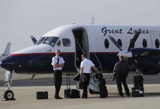 Beechcraft 1900 (N211GL) - Crew change at Merced Regional Airport