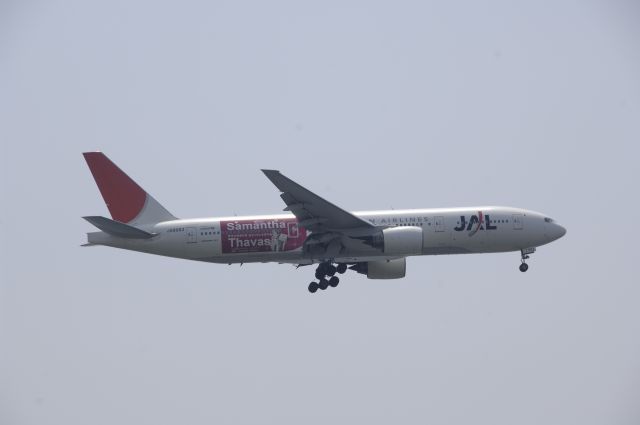 Boeing 777-200 (BON8983) - Final Approach to Haneda Intl Airport R/W22 on 2011/5/21 Samantha Thavasa Title