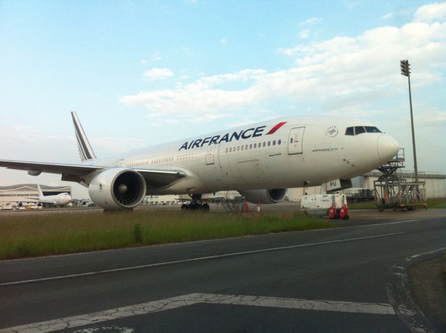 BOEING 777-300 —