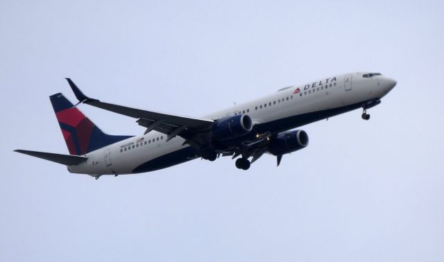 Boeing 737-900 (N833DN) - On final is this 2015 Delta Airlines Boeing 737-932ER in the Spring of 2019.
