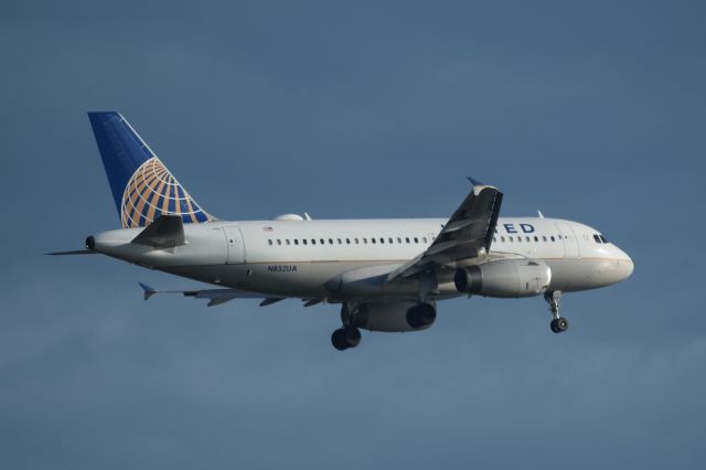Airbus A319 (N852UA)