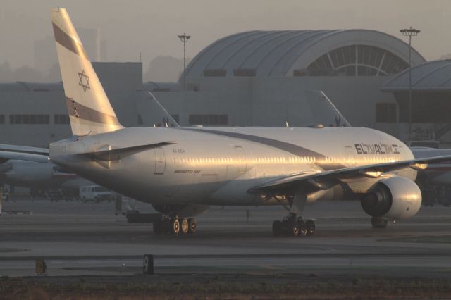 Boeing 777-200 (4X-ECA) - TAXING TO THE GATE