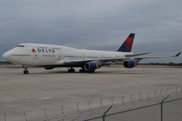 Boeing 747-400 (N675NW) - NFL Arizona Cardinals charter flight (DAL8860) here at KCLT to play the NFL Carolina Panthers in the first round of the playoffs. Panthers win 27-16 !!! - 1/2/15 