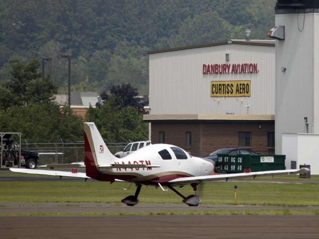 Cessna 400 (N440TM) - Taxiing back after landing runway 26.