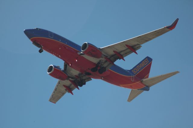 Boeing 737-700 — - On approach to 16L at KDEN.