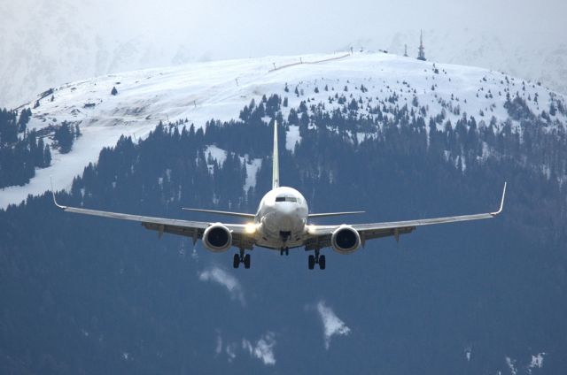 Boeing 737-700 (PH-XRD) - landing on Runway 08 at Innsbruck