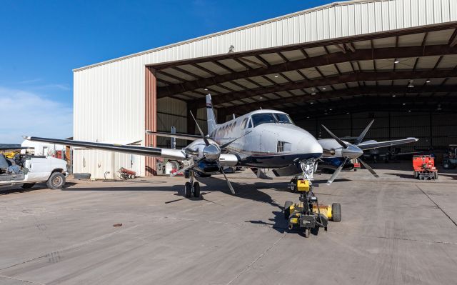 Beechcraft King Air 100 (N223LH)