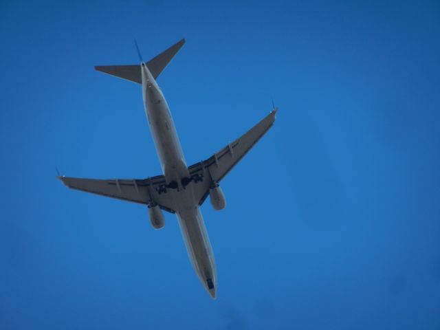 Boeing 737-900 (N39415) - A United Airlines Boeing B737-900 Flies Over Approaching Dulles International Airport, The Landing Gear Just Coming Down