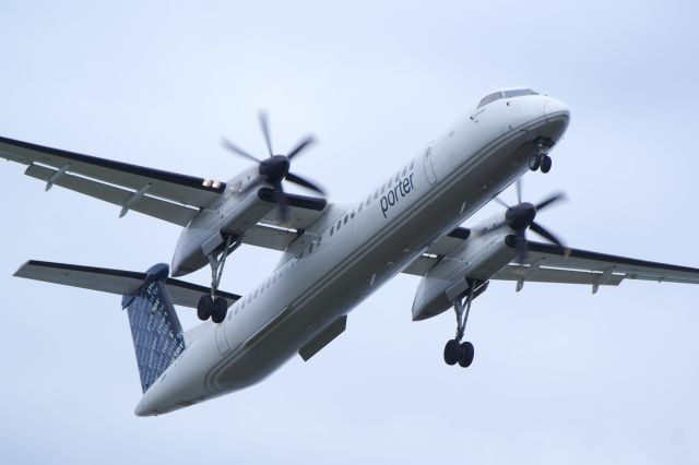 de Havilland Dash 8-100 (C-GLOU)