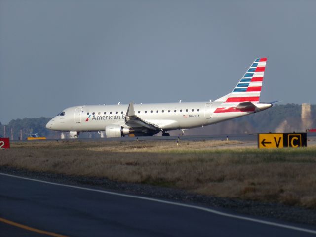 Embraer 175 (N424YX)