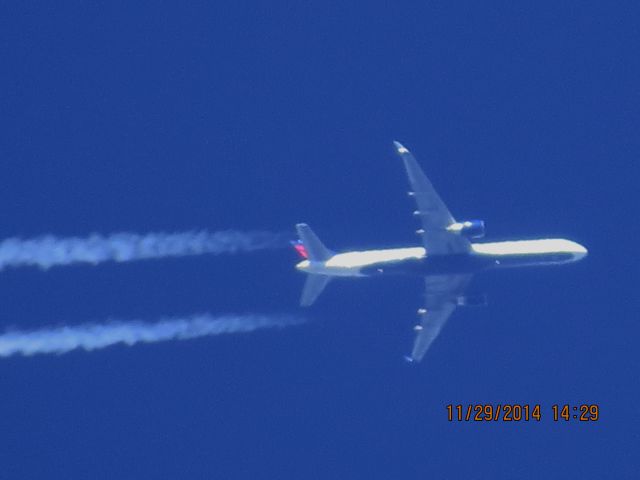 Boeing 757-200 (N552NW) - Delta Flight 1316 from DEN to ATL over Southeastern Kansas at 39,000 feet.