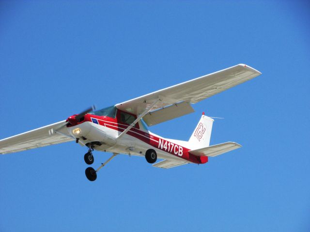 Cessna 152 (N417CB) - Landing RWY 24