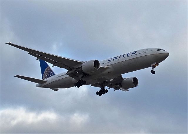 Boeing 777-200 (N795UA)