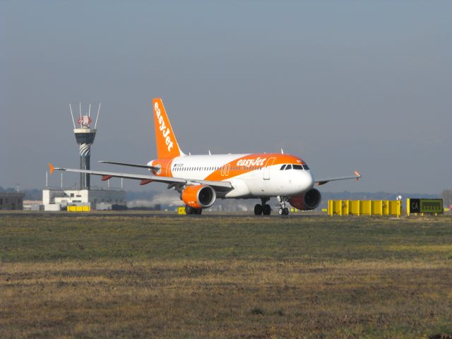 Airbus A319 (G-EZDV)