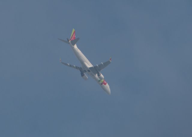 Embraer ERJ-190 (CS-TPW) - TAP Air Embraer ERJ190LR (CS-TPW) flies overhead.  March 2022