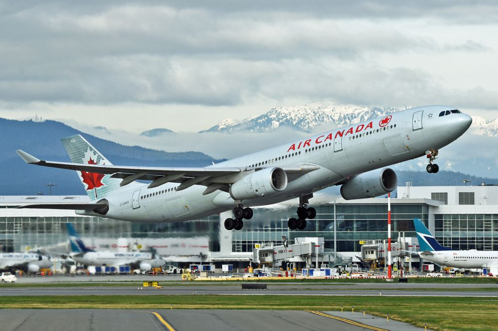 Airbus A330-300 (C-GHKR)