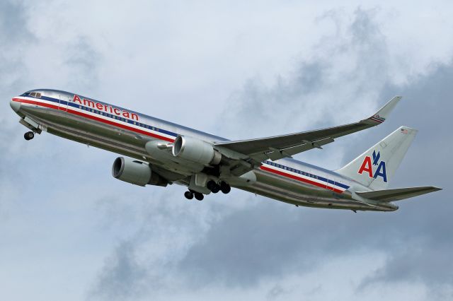 BOEING 767-300 (N354AA)